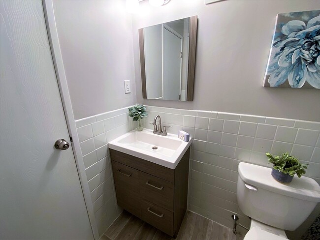 Bathroom - 157 Franklin St