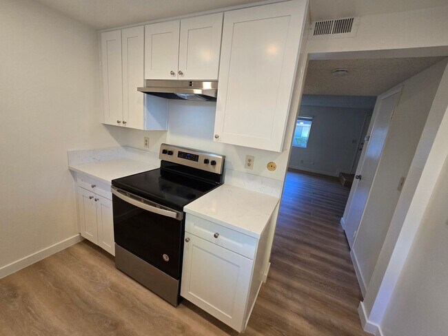 Foto del edificio - Spacious townhome in a well-maintained El Cajon complex