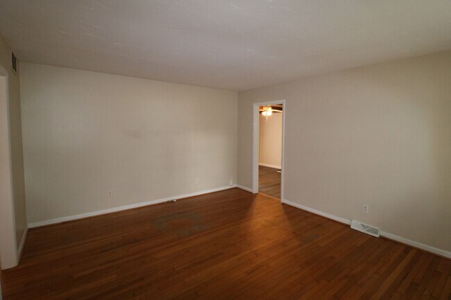 Foto del edificio - 1741 Hausman Drive