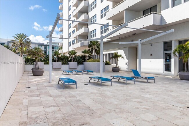 Building Photo - 9225 Collins Ave