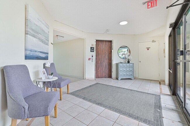 Foto del edificio - NOW AVAILABLE - 2/2 + Den First Floor Condo in North Naples!