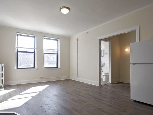 Building Photo - 3335 W Diversey Ave