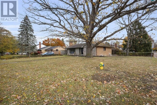 Photo du bâtiment - 615 Santa Monica Rd