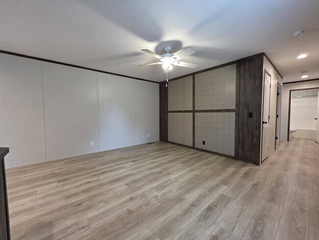Foto del edificio - 1300 W Commodore Blvd