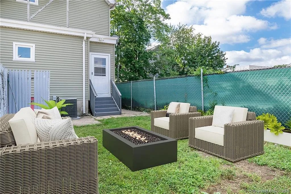 Sophisticated townhouse-style living offering 3 bedrooms, 2 baths - Sophisticated townhouse-style living offering 3 bedrooms, 2 baths