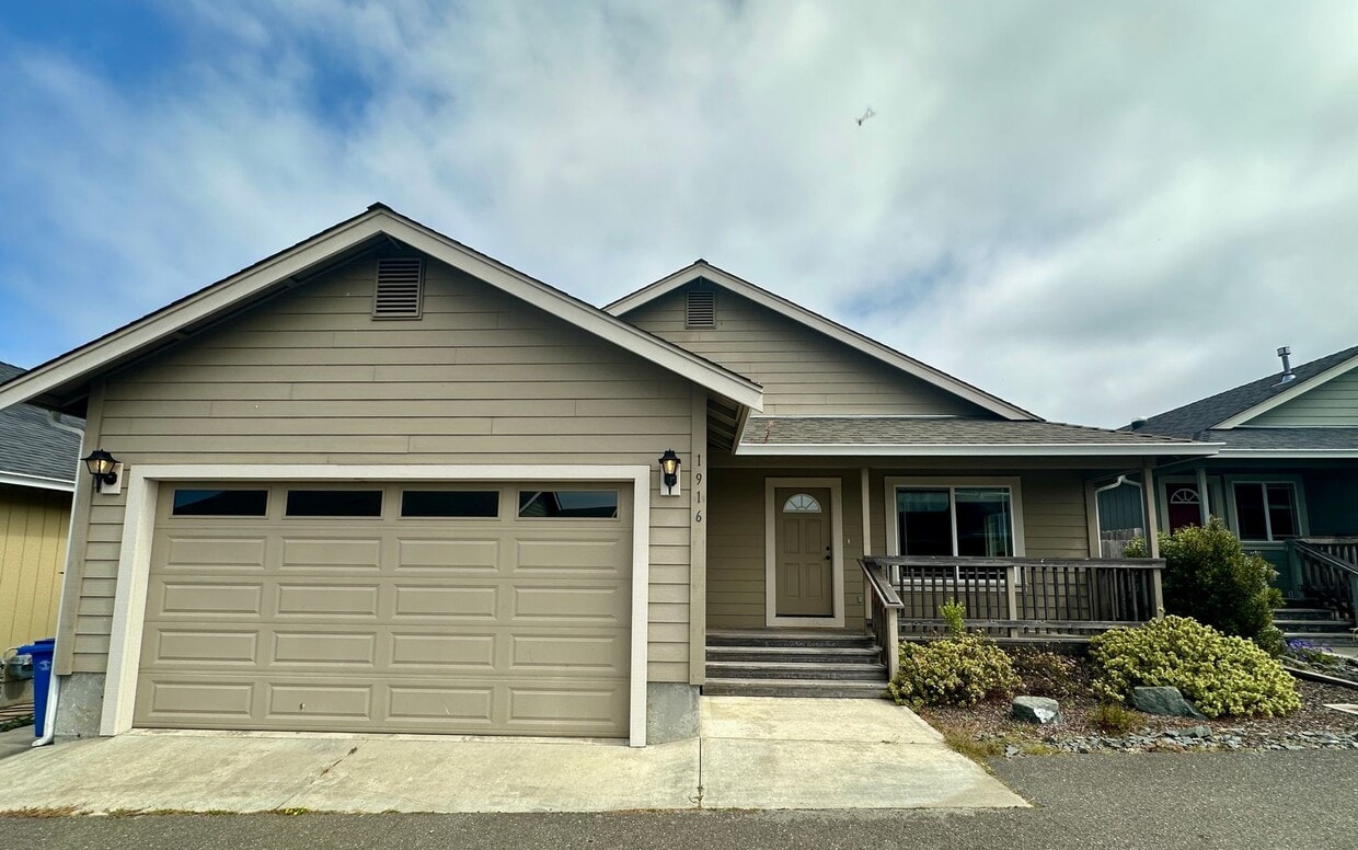 Primary Photo - Modern 3 Bed, 2 Bath Home with Vaulted Cei...