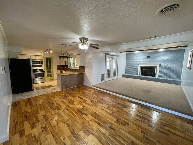 Foto del edificio - Spacious Home with Large Yard, Hot Tub, and More