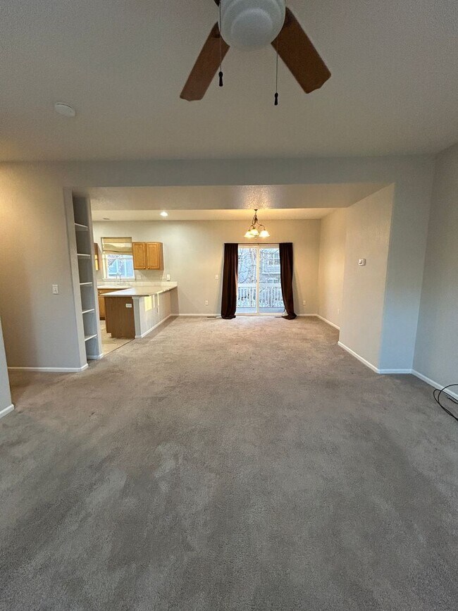 Foto del edificio - 3 Bedroom Townhome with Oversized Garage