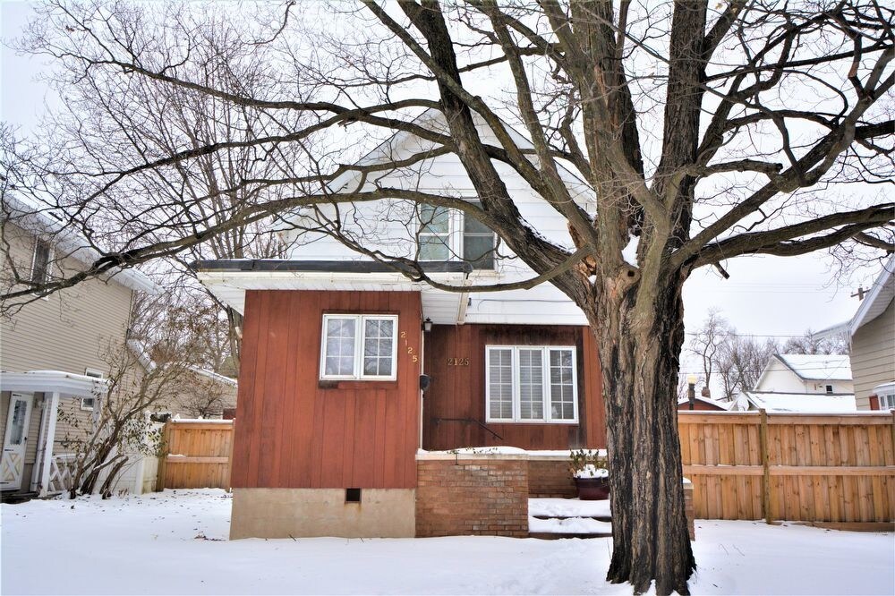 Primary Photo - Great 3 Bedroom Home With Private Backyard