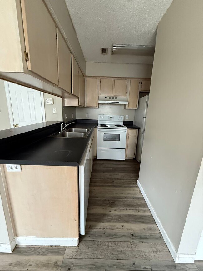 Foto del edificio - 3 Bed Townhouse on Nuggett Lane, available...