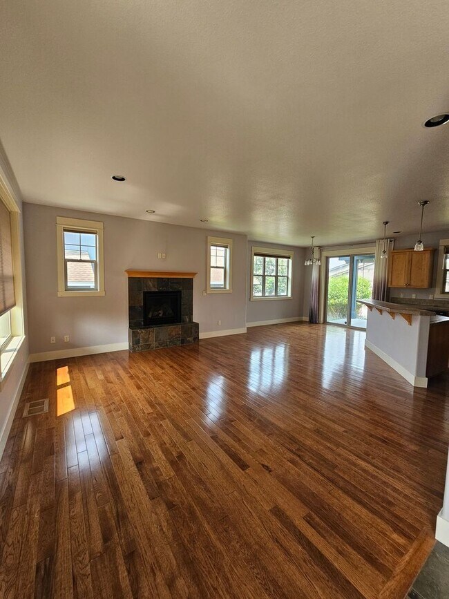 Foto del edificio - Yarrow Neighborhood Home with Central A/C, Landscaping Included!