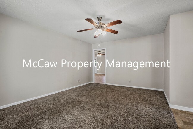 Building Photo - Coming Soon! Classy 3/2/2 in Gainesville!