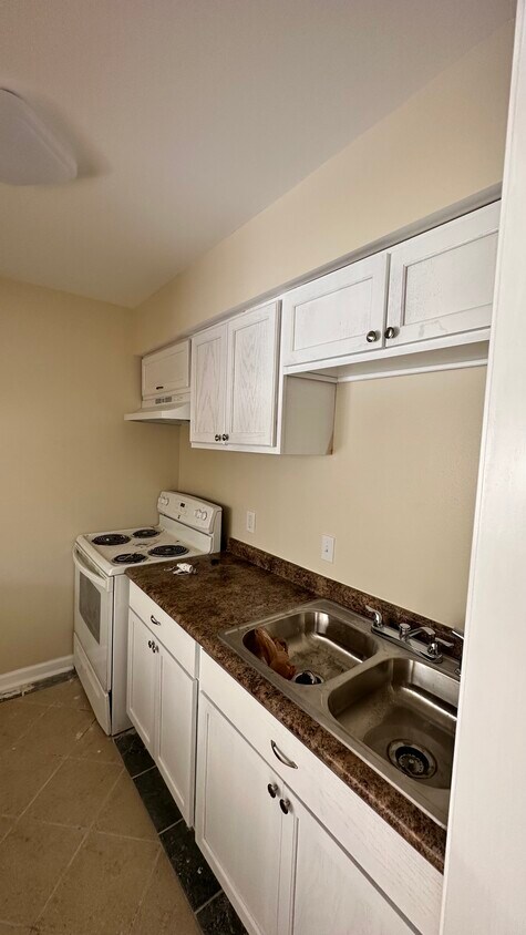 Kitchen - 5911 Tullis Dr