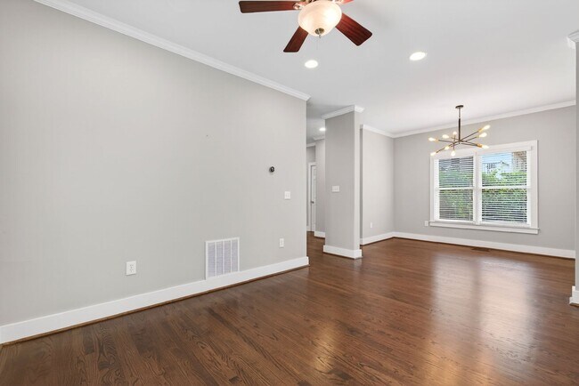 Foto del edificio - Decatur's Hidden Gem: Renovated 3BR Retreat with Expansive Backyard, Fruit Trees & Unbeatable Loc...