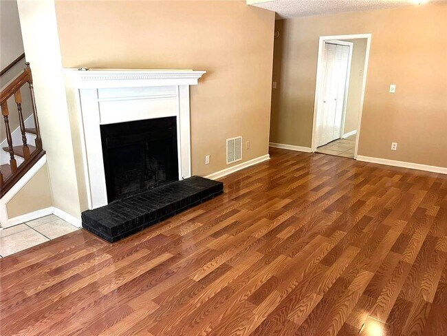 Foto del edificio - 8019 Woodlake Dr