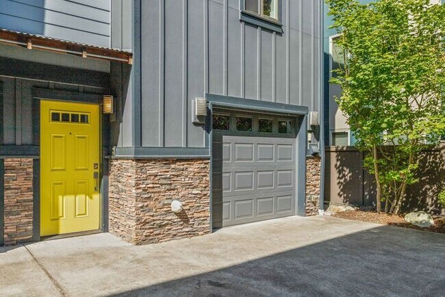Building Photo - Pristine Modern Townhome in West Seattle!
