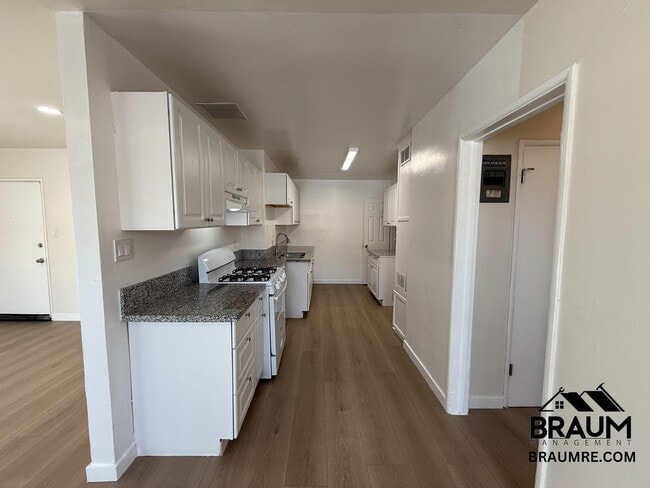 Foto del edificio - 7339 Woodman Ave