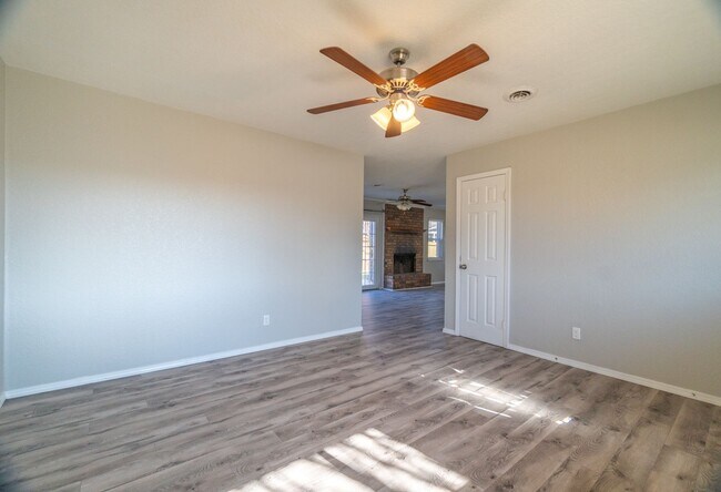 Foto del edificio - Beautiful 3 Bed, 2 Bath Home with a 2-Car ...