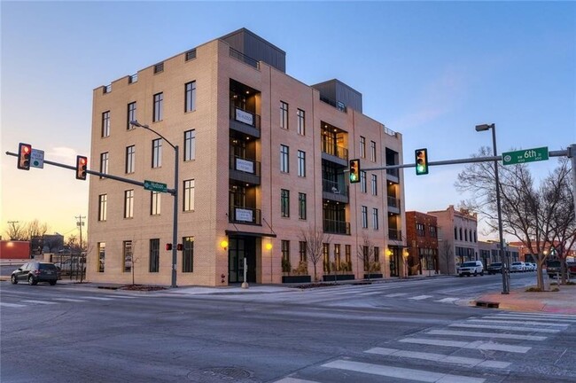 Building Photo - 701 N Hudson Ave