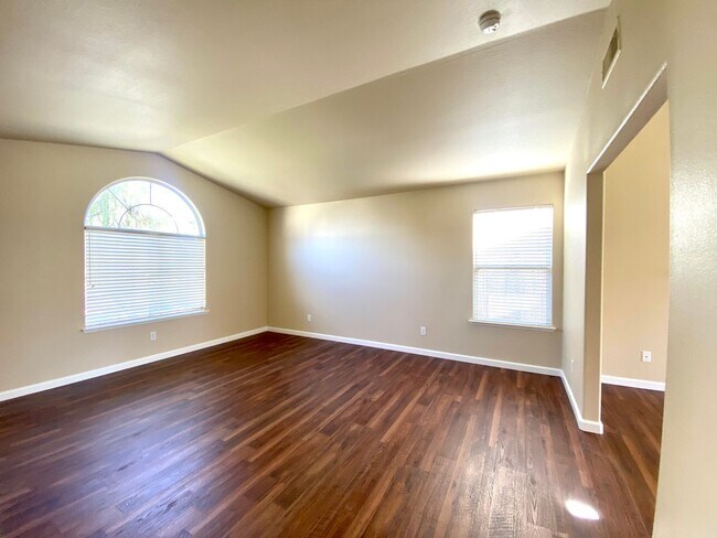 Foto del edificio - $2,295 Valentine & Clinton, Beautiful 3 Be...