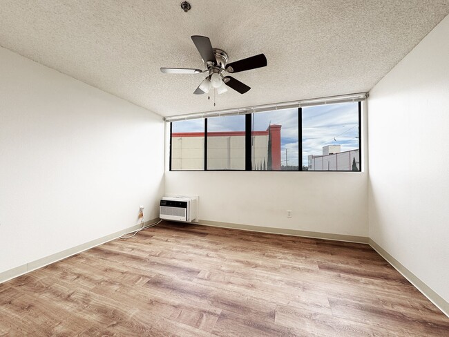 Foto del edificio - One-Bedroom Condo with A/C and Parking nea...