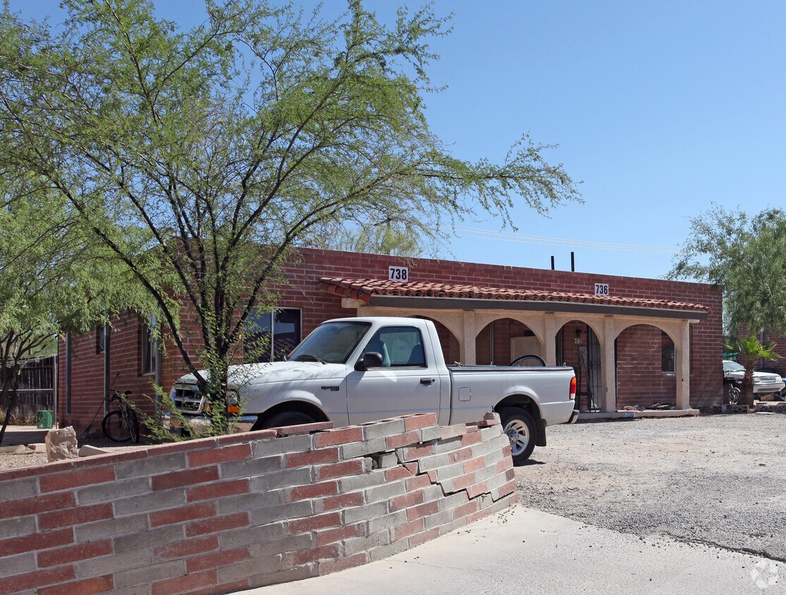 Building Photo - 724-738 N 10th Ave