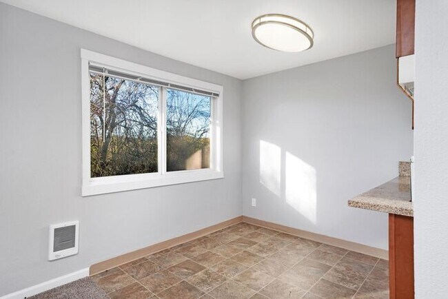 Foto del edificio - Beautiful 1 bedroom unit! Pets OK!