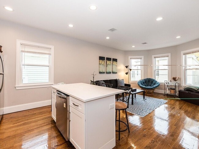 *Pictures are representative samples of the advertised unit. In some cases, the actual units you to - 25 Darling St