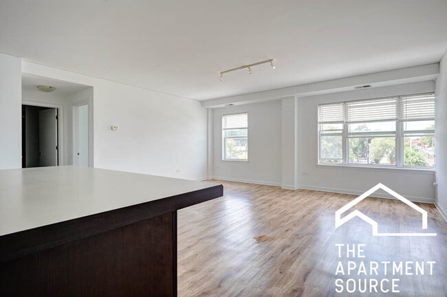 Building Photo - 1544 W Glenlake Ave