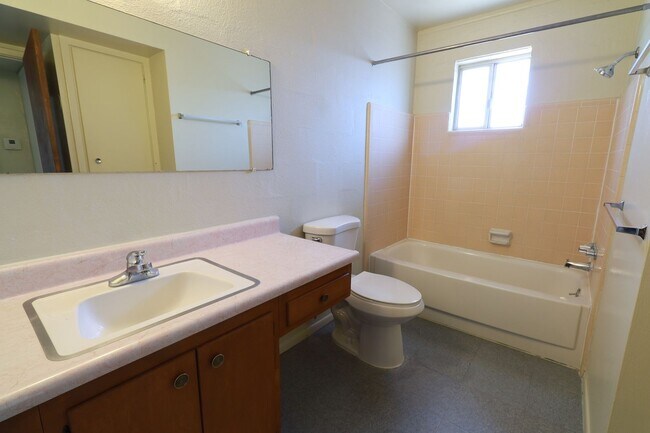 Foto del edificio - 3811 N Country Club Rd