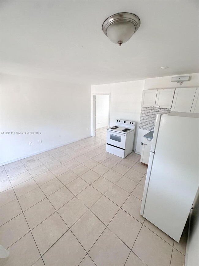 Building Photo - 8450 NE Miami Ct