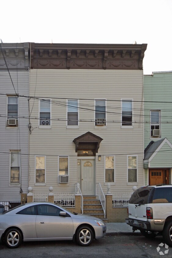 Primary Photo - 1676 Stephen St