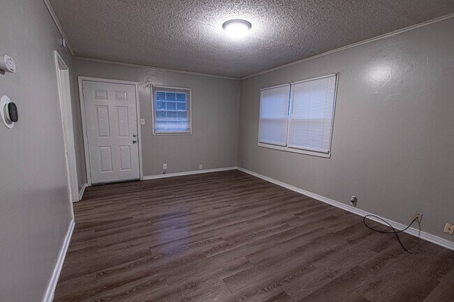 Building Photo - 3 Bedroom/1 Bathroom House For Rent