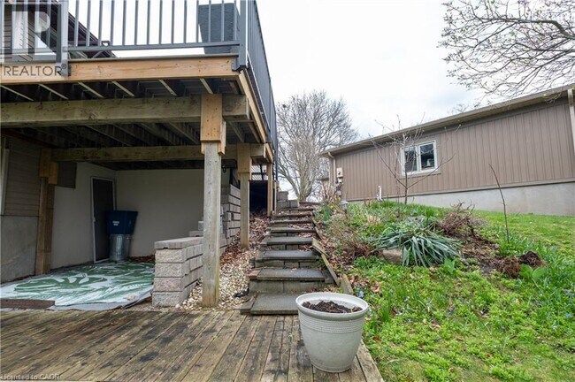 Photo du bâtiment - LOWER-442 WOODS Lane
