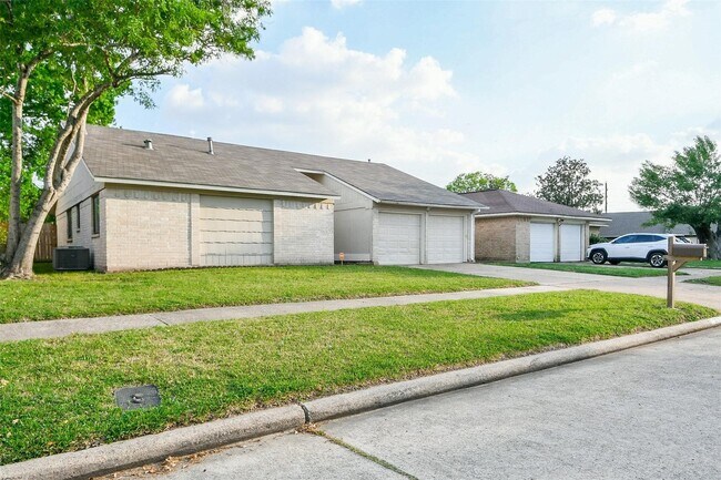Foto del edificio - 5635 Greenhill Forest Dr