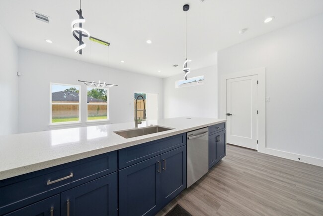 Building Photo - 1015 Ellington St