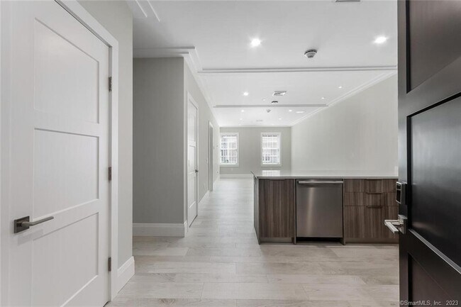 Foto del edificio - 1990 Bronson Rd