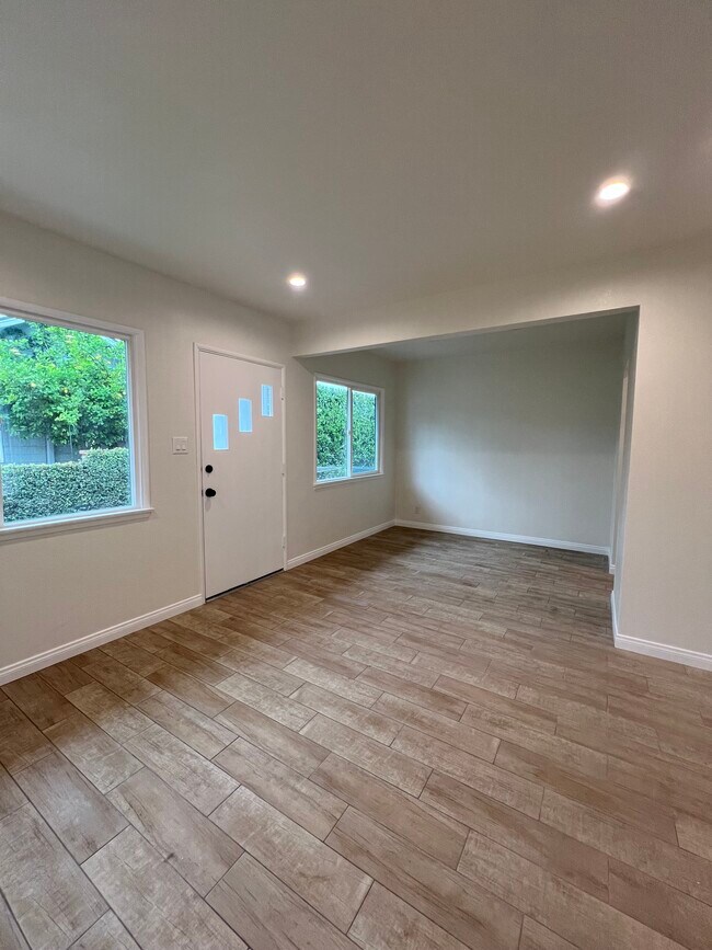 Dining room - 713 W Colorado Blvd