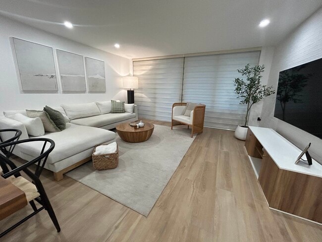 Foto del edificio - 5838 Collins Ave