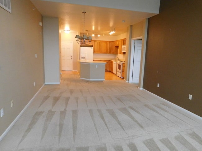 Building Photo - Fantastic condo in the City