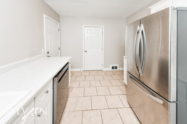 Building Photo - Gorgeous 3BR 1.5BA home, lovingly maintained!