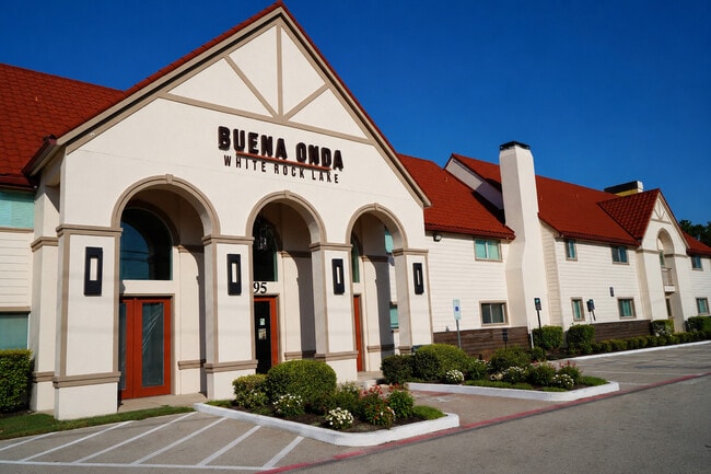 Building Photo - Buena Onda at White Rock