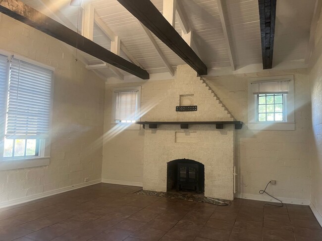 Building Photo - Charming Downtown Fairhope Cottage