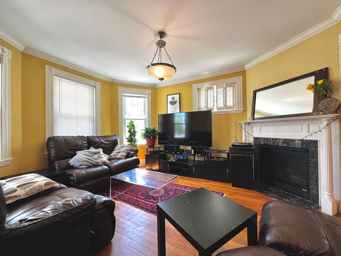 Primary Photo - 24 Burton St