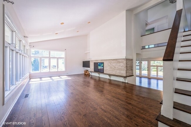 Building Photo - 558 Sunset Ln