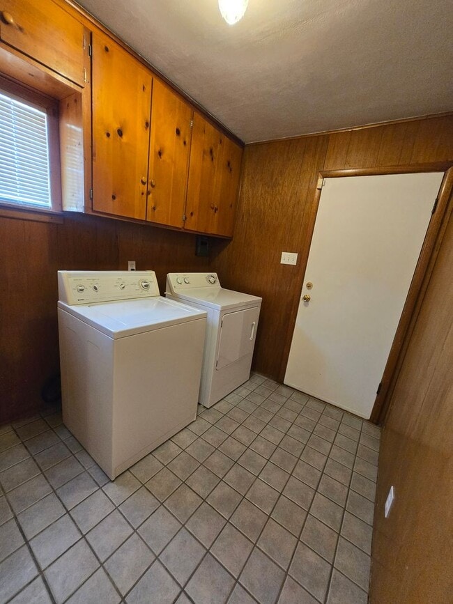 Building Photo - 2BD/1 BA Duplex