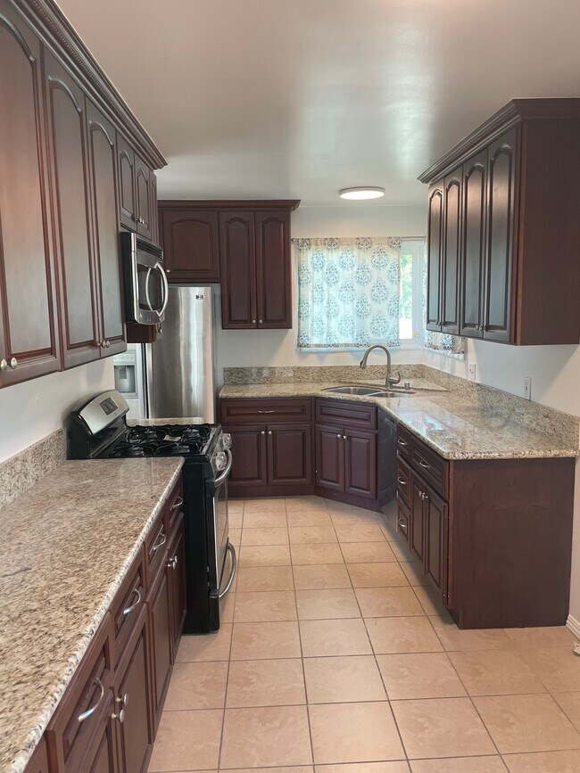 Kitchen - 2844 S Bentley Ave