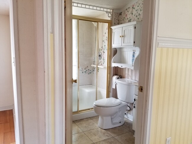 Building Photo - Centrally located home in St Pete - Move I...