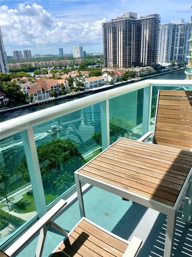 Foto del edificio - 19390 Collins Ave