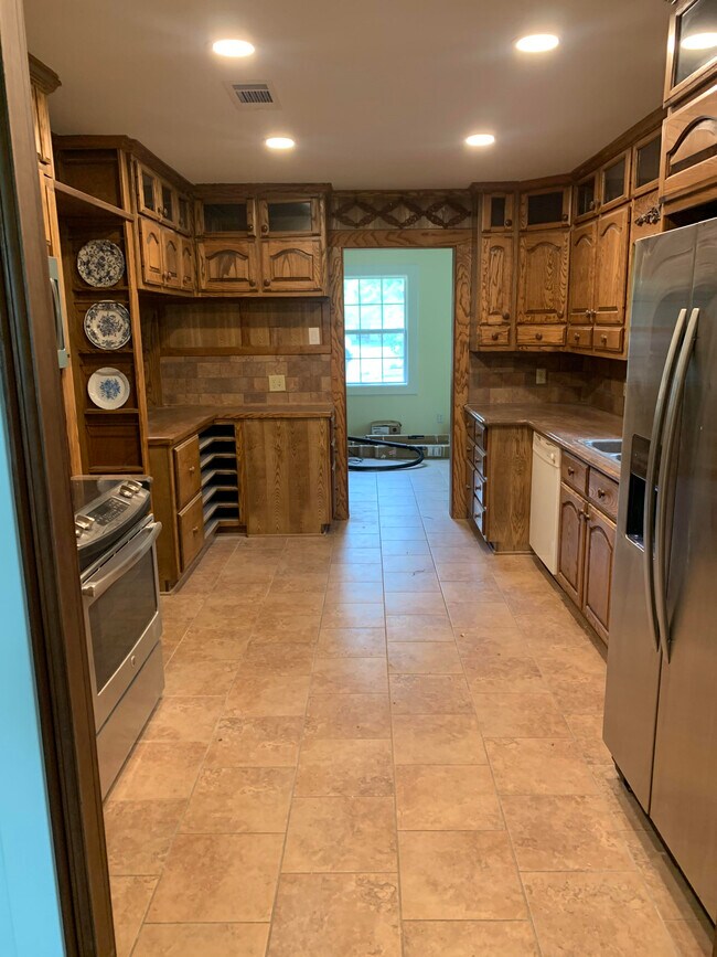 large kitchen - 7205 Wood Oaks Dr